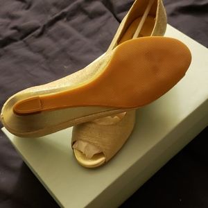 Butter shoes santana in Gold size 7